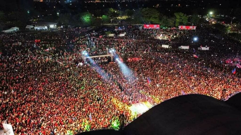 Kapag ni-recolor ang photo na ito ng kulay pink, ano kaya ang crowd estimate? rjnieto.me/3k6LG8x