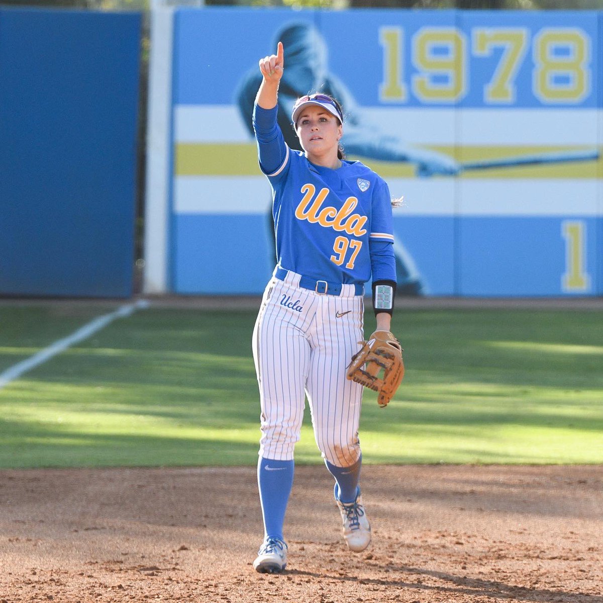 Back on 🔝 of the Pac-12 standings 👊

#GoBruins | #VictoryMonday