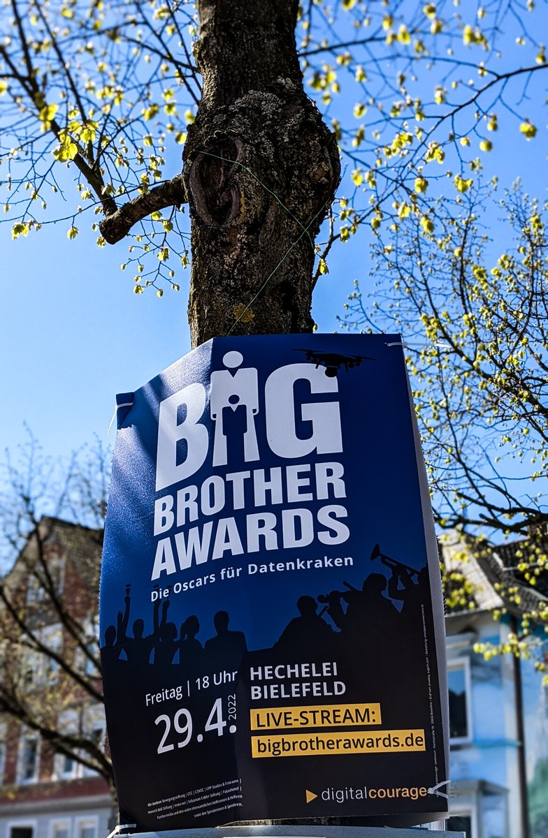 digitalcourage's tweet photo. Wir freuen uns so sehr auf die #BigBrotherAwards, wir haben sogar ein Schild gemacht! 
Dieses hier hängt am Siegfriedplatz in Bielefeld.
Am Freitag um 18 Uhr ist es soweit - Live oder  Stream. https://t.co/RPI46BYQ8Z https://t.co/RCGRgqk6i2