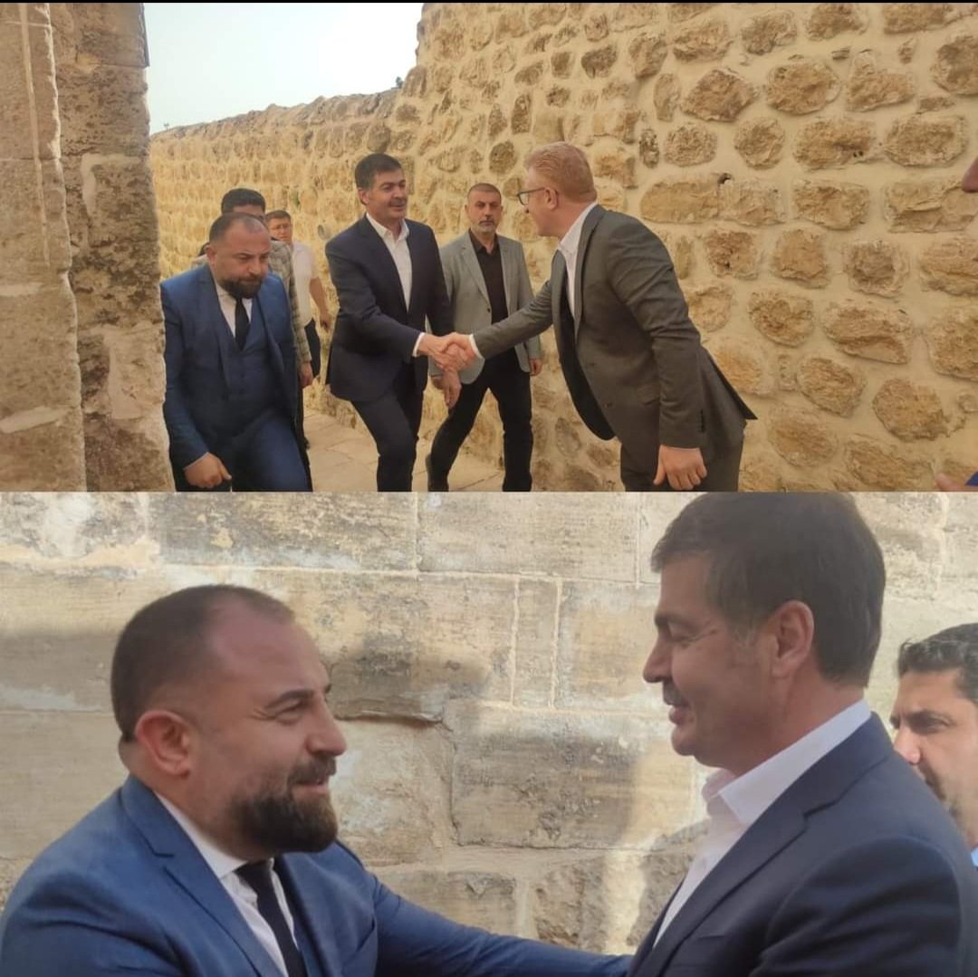 AkArtuklu's tweet image. Milletvekilimiz Sn.Cengiz DEMİRKAYA, İlçe Başkanımız Sn.Serdal Bağış ve teşkilat mensubu arkadaşlarımızla birlikte Kırklar Kilisesi’nde Papaz Gabriel Akyüz ve Süryani Cemaatine #PaskalyaBayramı kutlama ziyaretinde bulundular. 
#Paskalya
#PaskalyaYortusu