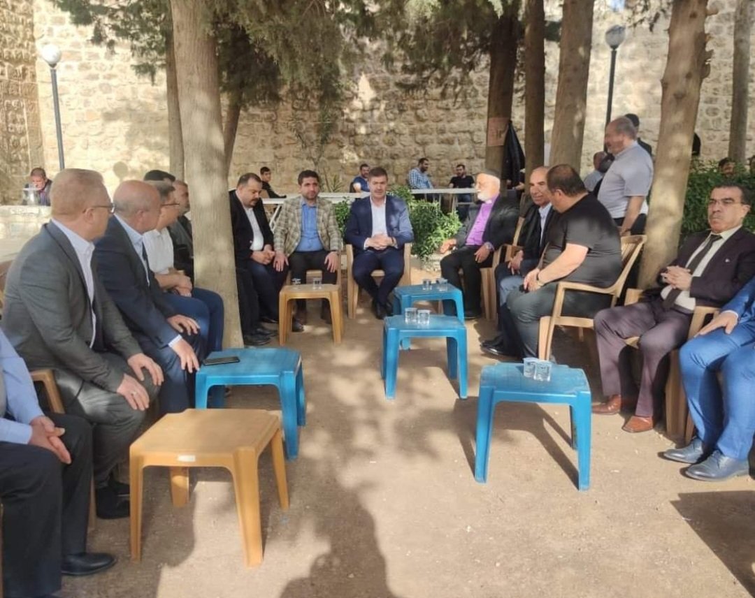 AkArtuklu's tweet image. Milletvekilimiz Sn.Cengiz DEMİRKAYA, İlçe Başkanımız Sn.Serdal Bağış ve teşkilat mensubu arkadaşlarımızla birlikte Kırklar Kilisesi’nde Papaz Gabriel Akyüz ve Süryani Cemaatine #PaskalyaBayramı kutlama ziyaretinde bulundular. 
#Paskalya
#PaskalyaYortusu