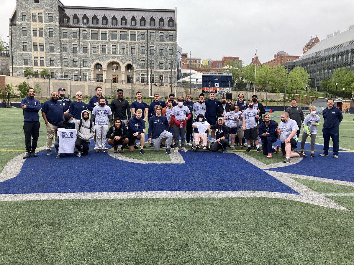 AnnieVincent315's tweet photo. We had the most amazing time working out with the @HoyasFB and @coachkrd! Thank you so much for the incredible experience! @GeorgetownHoyas https://t.co/Uuy7r4ctV4