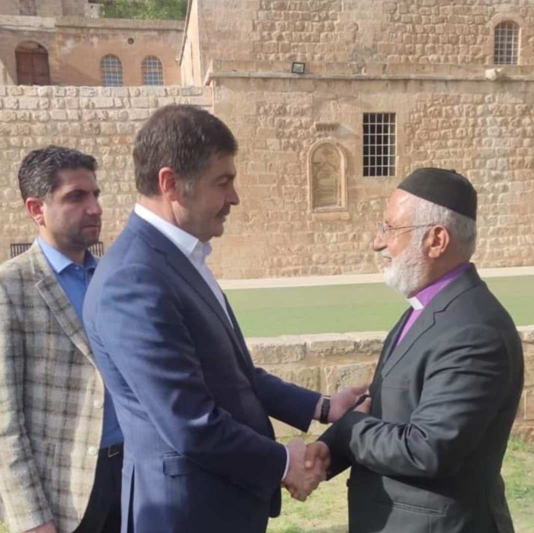 AkArtuklu's tweet image. Milletvekilimiz Sn.Cengiz DEMİRKAYA, İlçe Başkanımız Sn.Serdal Bağış ve teşkilat mensubu arkadaşlarımızla birlikte Kırklar Kilisesi’nde Papaz Gabriel Akyüz ve Süryani Cemaatine #PaskalyaBayramı kutlama ziyaretinde bulundular. 
#Paskalya
#PaskalyaYortusu