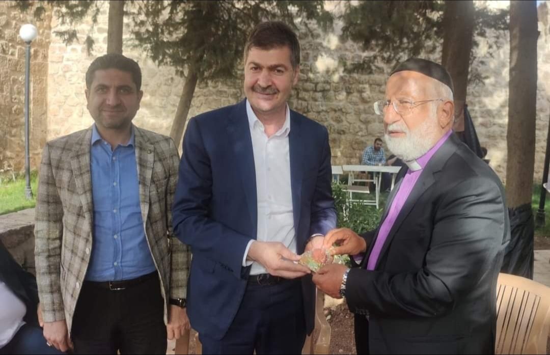 AkArtuklu's tweet image. Milletvekilimiz Sn.Cengiz DEMİRKAYA, İlçe Başkanımız Sn.Serdal Bağış ve teşkilat mensubu arkadaşlarımızla birlikte Kırklar Kilisesi’nde Papaz Gabriel Akyüz ve Süryani Cemaatine #PaskalyaBayramı kutlama ziyaretinde bulundular. 
#Paskalya
#PaskalyaYortusu