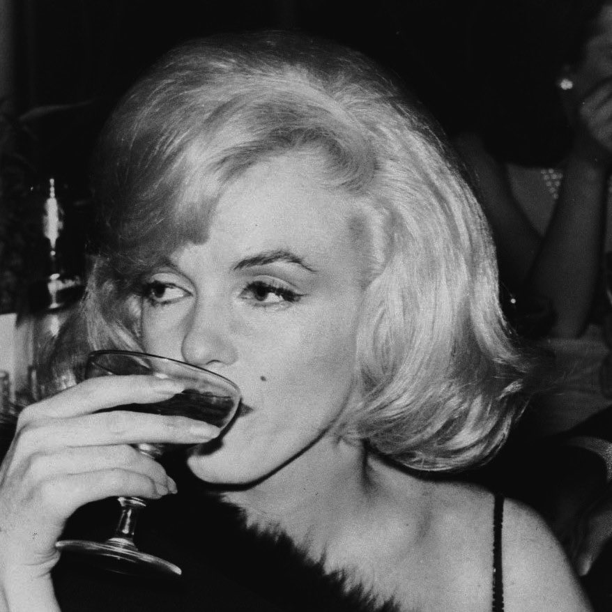 thatmarilyngirl's tweet photo. Marilyn Monroe at the Roseland Dance Hall in New York City for a benefit gala for The Actors Studio, 1961. This was shortly after she was released from a psychiatric facility; she was severely depressed and confessed suicidal thoughts to her psychiatrist, Dr. Marianne Kris. https://t.co/3YVHyptQlU
