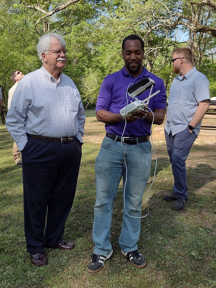 una_geo's tweet photo. Dr. Sunhui Sim and Dr. Mario Mighty held two drone workshops for students, with representatives from Florence Parks and Recreation, TVA Recreation, Florence Electricity Department, and Florence Mayor Andy Betterton participating! #una_geo https://t.co/c9dQVegFEd