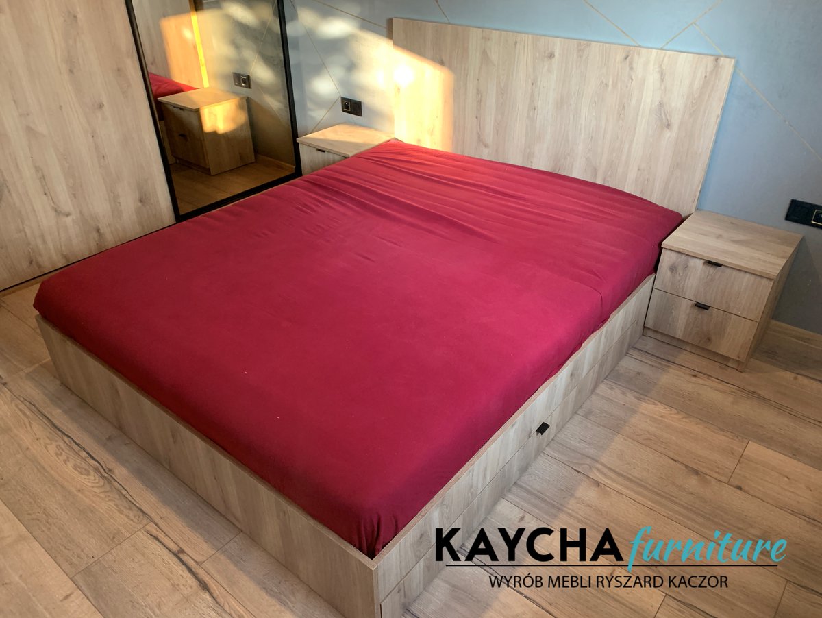 Szafa wnękowa z lustrem oraz łóżko sypialniane w komplecie z szafeczkami nocnymi.
Zastosowaliśmy płytę laminowaną z firmy @pfleiderer_polska
oraz czarne okucia z firmy @sevroll_system
Zapraszamy do odwiedzenia naszej strony internetowej kaczormeble.pl
#szafa #przesuwna