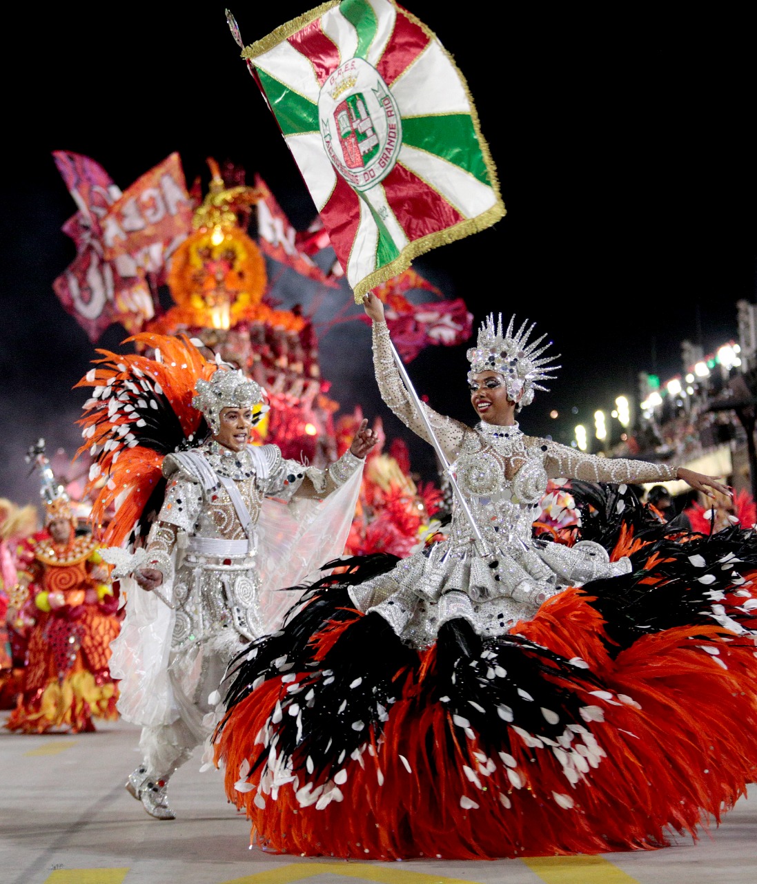 Acadêmicos do Grande Rio 🐆 on X: "Nosso primeiro casal de mestre-sala e  porta-bandeira, Daniel Werneck e Taciana Couto, representou “A criação”.  Conta, no mito da criação, que Olodumaré confiou a Oxalufã