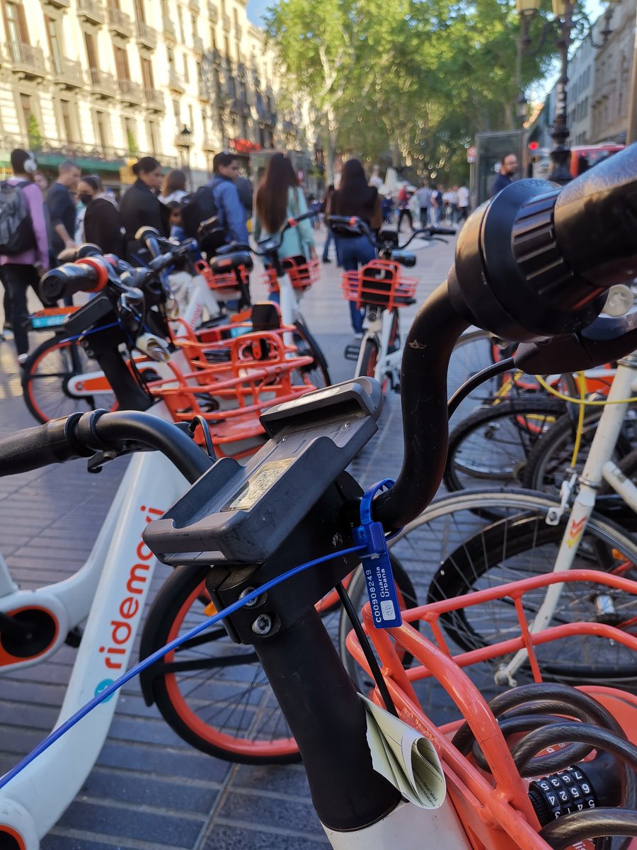 jrabassa's tweet photo. ❌ Les bicicletes de lloguer no es poden deixar a qualsevol lloc, acumular-les i entorpir el pas envaint l'espai públic.
Si ho fan, multa a l'empresa propietària, multa i grua.
#CiutatVella https://t.co/4IIgYUdcgU
