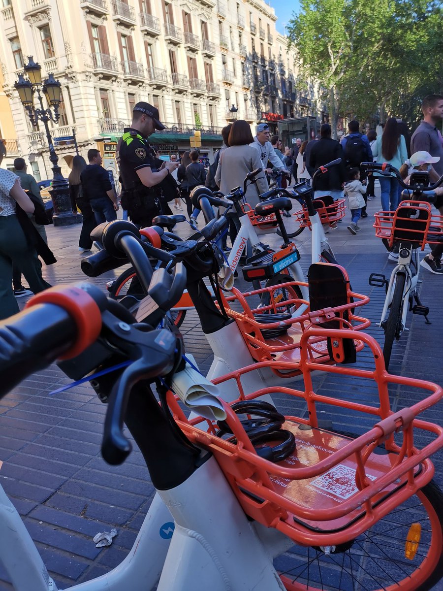 jrabassa's tweet photo. ❌ Les bicicletes de lloguer no es poden deixar a qualsevol lloc, acumular-les i entorpir el pas envaint l'espai públic.
Si ho fan, multa a l'empresa propietària, multa i grua.
#CiutatVella https://t.co/4IIgYUdcgU