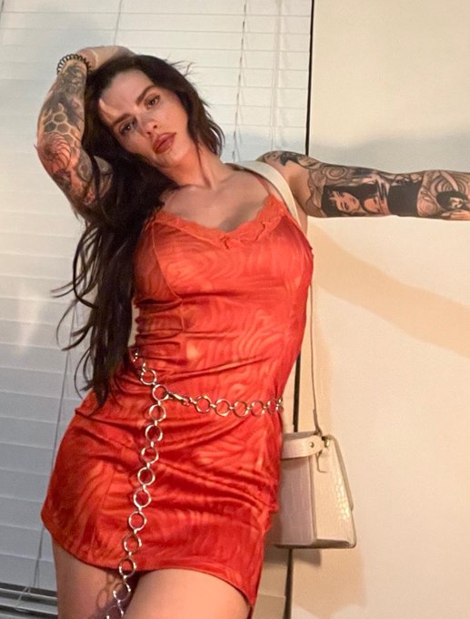 When onlyfans is being as big of a bitch as me << https://t.co/6MMJzWGpYB