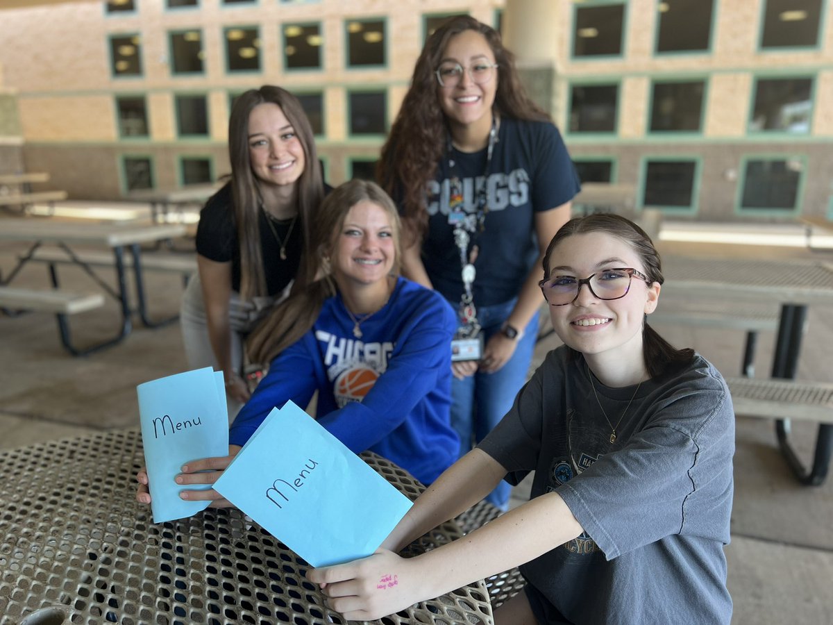 Hamilton_High's tweet photo. Ms. Randall’s spanish class 🇲🇽 practiced ordering at at a restaurant on the cafeteria patio last week 🍴 #huskyproud @ChandlerUnified @ChandlerEdFound #learnasecondlanguage https://t.co/OAaqbf1KyN