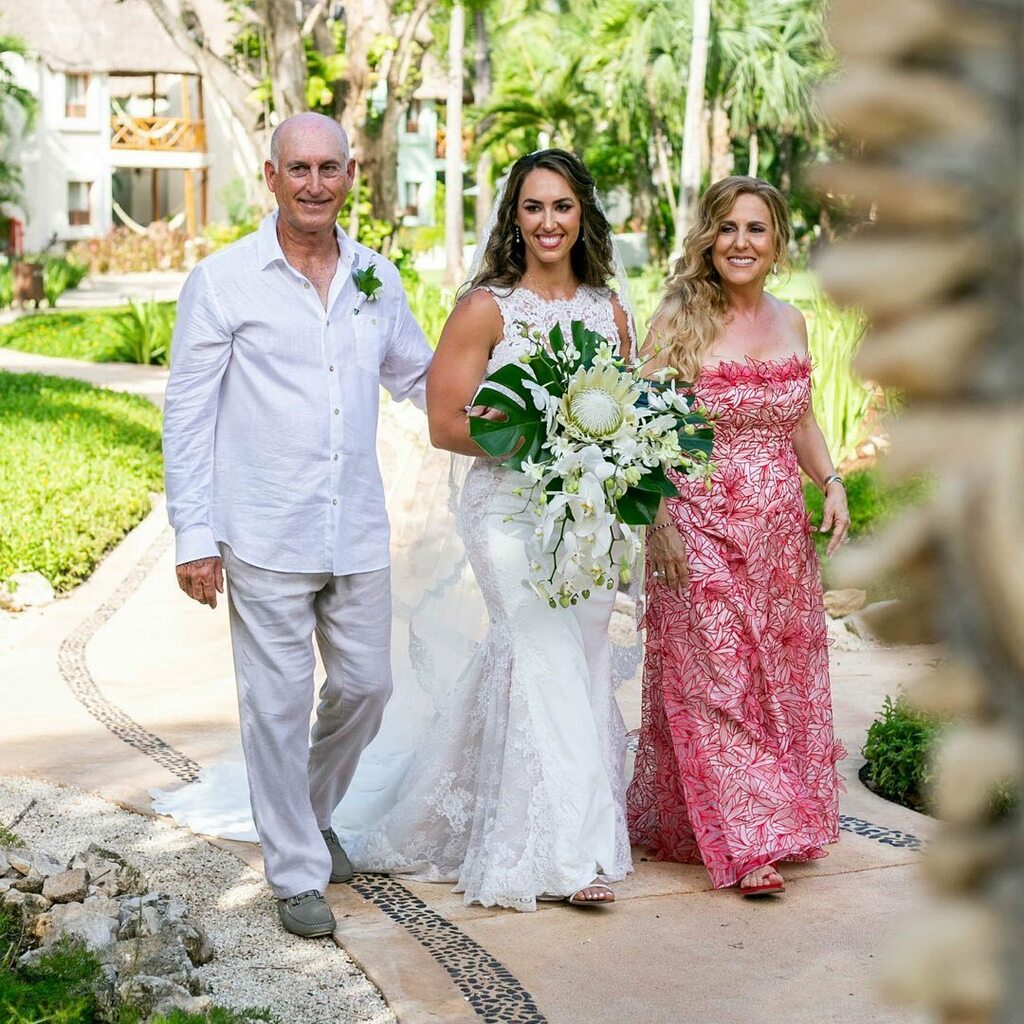 FunSunWeddings's tweet photo. 🎶Dah dah-dah Daaaaah🎶⠀
⠀
Here comes Brianna, a beautiful, beaming bride!⠀
⠀
And here comes a CRUCIAL wedding photography tip for the ceremony:⠀

(Listen up brides, bridesmaids and parents!)⠀
⠀
🔸Remember to keep your heads up while walking down… https://t.co/n6sAMyAgQ1 https://t.co/p2TJhxAIPA