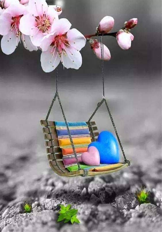 Yalnızlığın,
Yalnızlığımla kafiyeliydi.
Alt alta yazsak şiir,
Yan yana yazsak öykü olurdu.
Hiç yazmadık aşk oldu...
__Cemal Süreya __