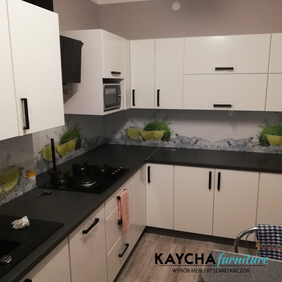 Meble kuchenne wykonane z zastosowaniem frontów MDF lakierowanych na biały MAT oraz antracytowego blatu kuchennego z firmy @pfleiderer_polska
Zapraszamy do odwiedzenia naszej strony internetowej kaczormeble.pl
#meble #kuchnia #kuchnianawymiar #meblekuchenne #modernkitche