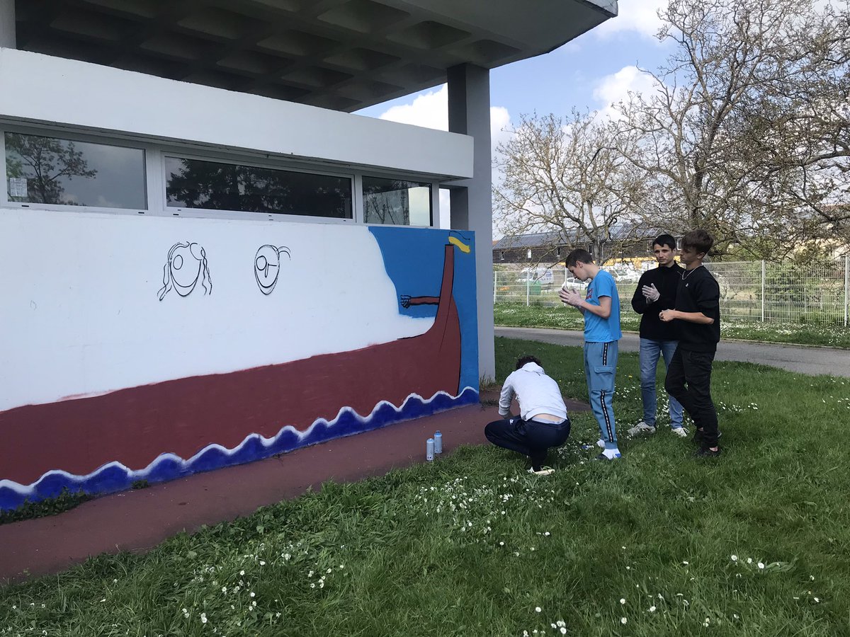 erasmusartenga1's tweet photo. Réalisation d’une fresque sur la solidarité. Les élèves sont encadrés par l’artiste engagé Freaks .Finalisation demain et réalisation d’autres fresques. #freask #solidarite #ErasmusPlus https://t.co/9FFsIYvDGb