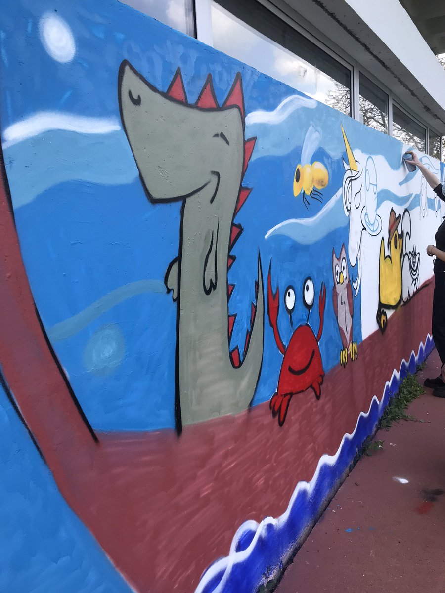 erasmusartenga1's tweet photo. Réalisation d’une fresque sur la solidarité. Les élèves sont encadrés par l’artiste engagé Freaks .Finalisation demain et réalisation d’autres fresques. #freask #solidarite #ErasmusPlus https://t.co/9FFsIYvDGb
