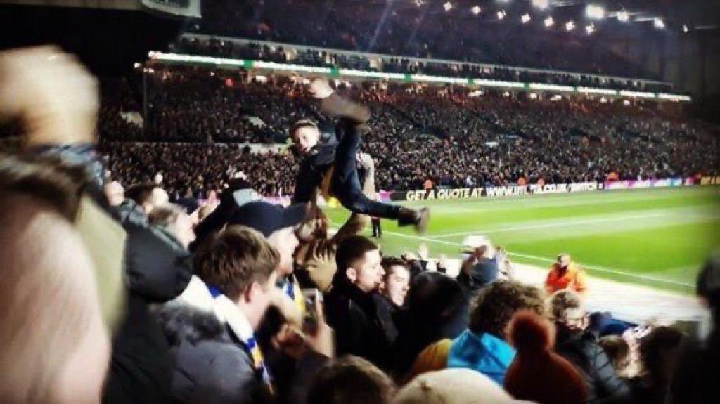 BenjaminHaigh5's tweet photo. @LeoHobson3 @Hobbo7576 What’s this lad doing 🤣🤣🤣🤣 proper Leeds. https://t.co/p1cerBZsdY