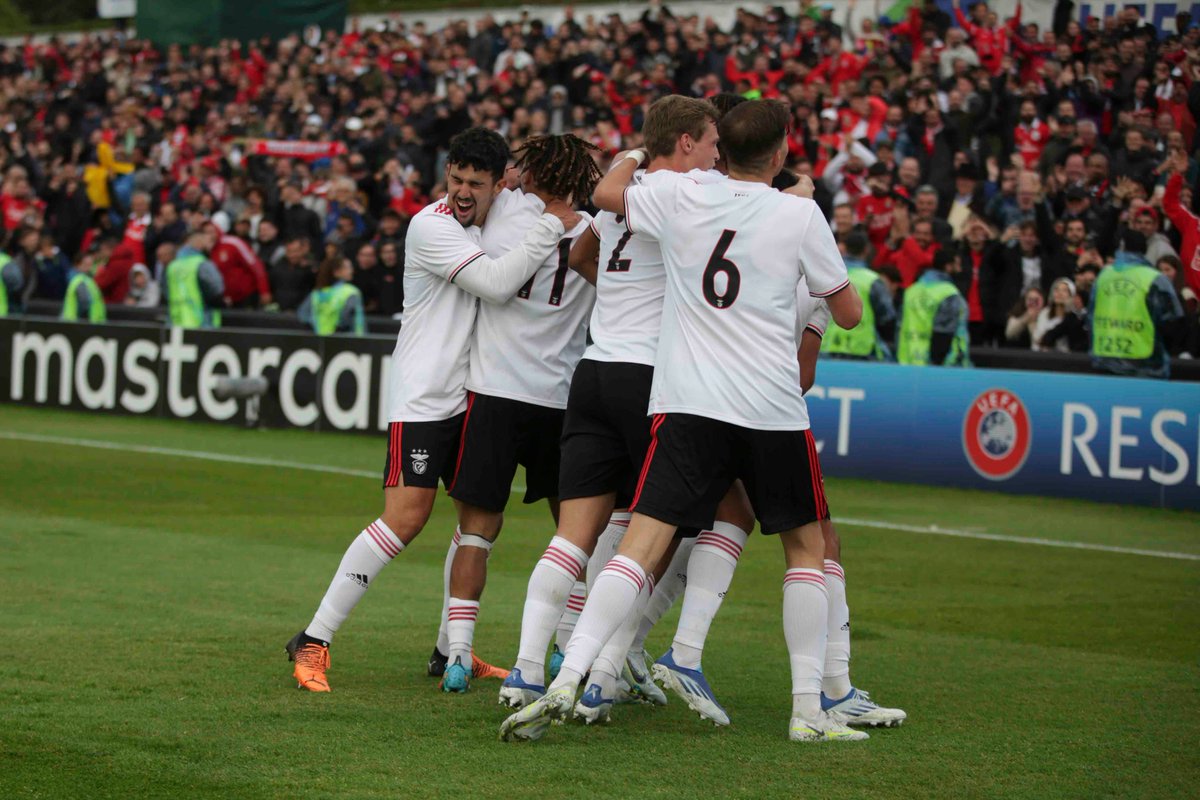 SLBenfica's tweet photo. ❤️⚪  Raça, crer e ambição! 

#SóNósSentimosAssim #JunioresBenfica #UYL https://t.co/z8pIousoEy
