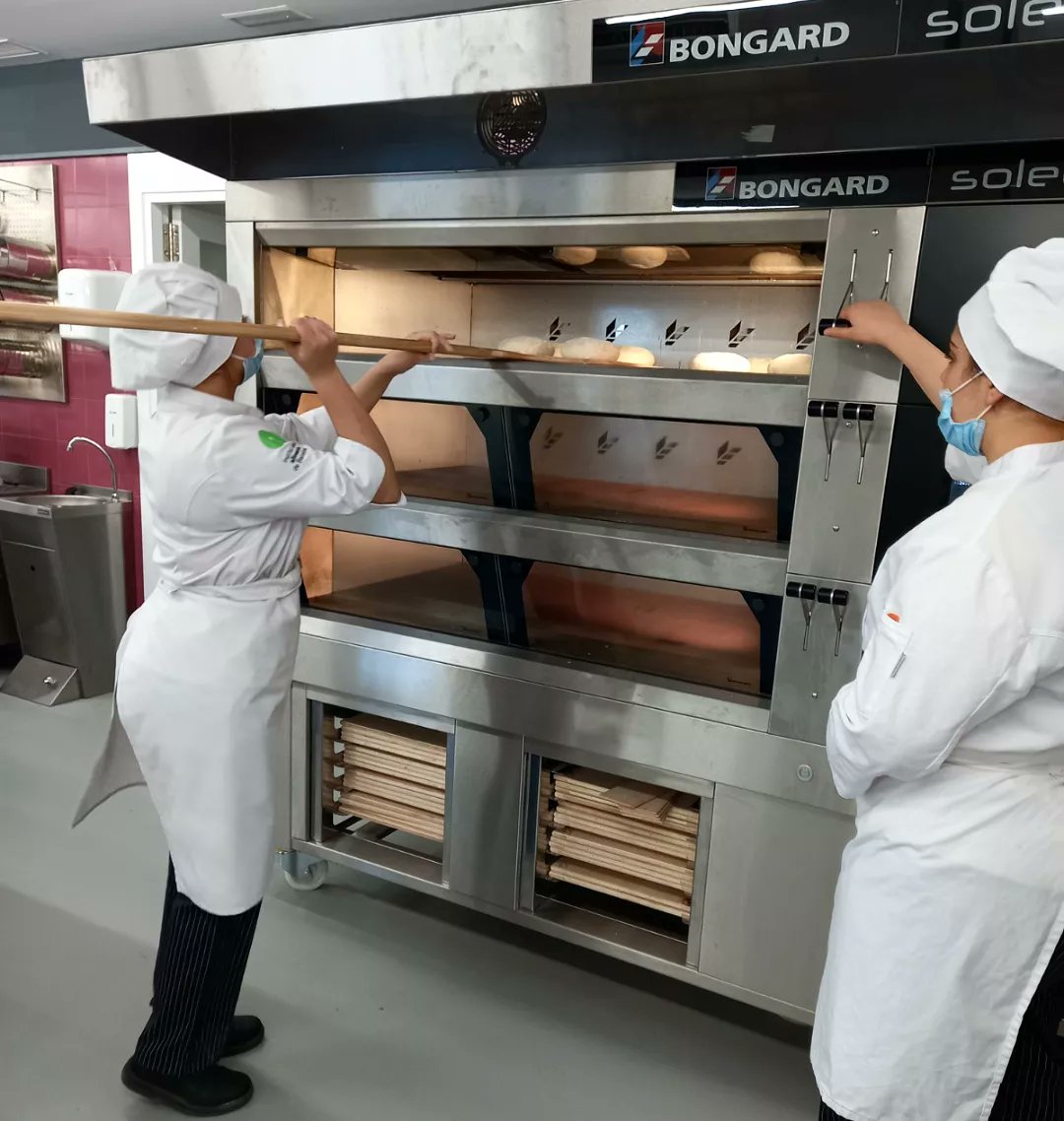 InsAlimentsBCN's tweet photo. #Forneria: Aprenem a fer pa! 👩🏻‍🍳🥖 Fem la cocció de la massa als forns del nostre centre de formació.🔥 

Preinscripcions ja obertes pel curs 2022-2023!👉🏼 https://t.co/myNQF7mGPJ

Per què inscriure't? T'ho expliquem tot seguit.👇🏼

#FormacióProfessional #PortesObertes #Matriculació https://t.co/kAAF6sXydf