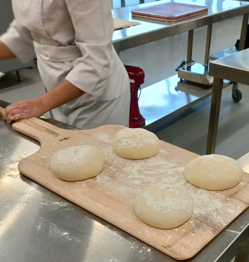 InsAlimentsBCN's tweet photo. #Forneria: Aprenem a fer pa! 👩🏻‍🍳🥖 Fem la cocció de la massa als forns del nostre centre de formació.🔥 

Preinscripcions ja obertes pel curs 2022-2023!👉🏼 https://t.co/myNQF7mGPJ

Per què inscriure't? T'ho expliquem tot seguit.👇🏼

#FormacióProfessional #PortesObertes #Matriculació https://t.co/kAAF6sXydf