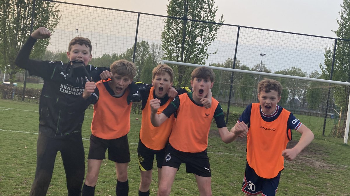 VVGJO13_1's tweet photo. Winnaars van de training! Team oranje won met penalty’s en vrije trappen! #vvgemert #allesvoorhetteam #fanatisme https://t.co/2VxFC0Liyr