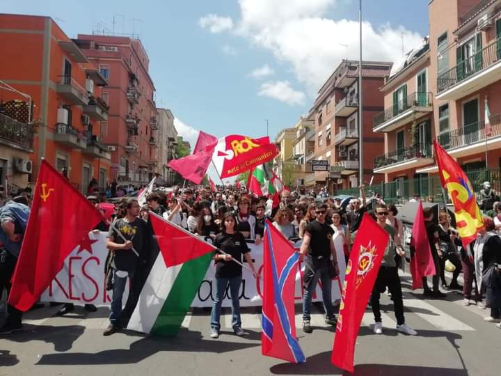 Рим. Флаги СССР, Палестины и Новороссии сегодня на демонстрации левых сил, посвящённой Дню Освобождения Италии. 25 апреля 1945 года Комитет национального освобождения обратился к итальянцам с призывом ко всеобщему вооружённому восстанию против фашизма 🇮🇹