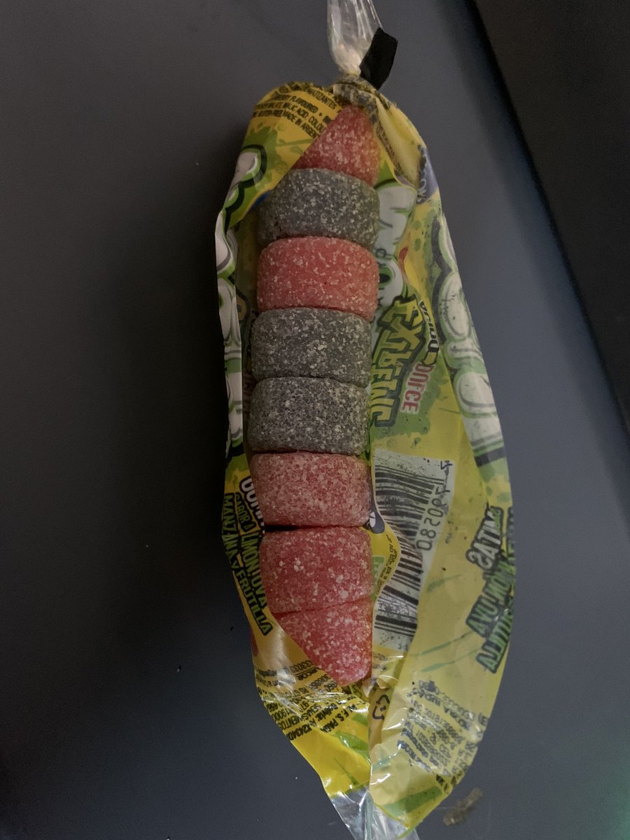 abri un paquete de mis gomitas acidas favoritas y ME ENCONTRÉ CON ORO no puede ser mañana me atropella un bondi seguro