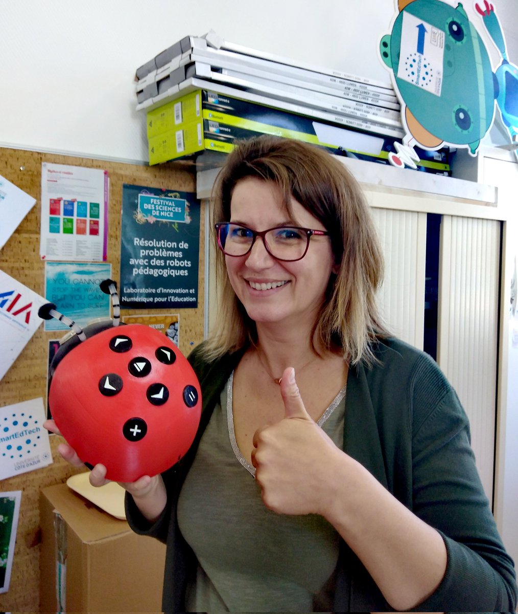 margaridaromero's tweet image. 🤖 Coccibot et #vibotlerobot ont reçu la visite de @mge_chevalier pour échanger sur les pratiques en robotique pédagogique; 👩‍🏫 rdv ce mardi à 13h pour sa présentation sur la recherche sur l&apos;évaluation de la #penseeinformatique univ-cotedazur.zoom.us/j/83247892240