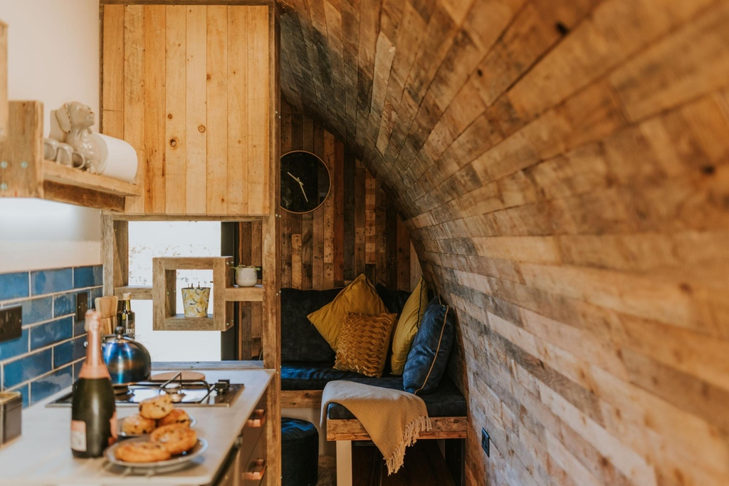 GlampinglyHQ's tweet photo. Comfortable, wood-finished glamping pods with impeccable finished interiors, all mod cons and en-suite shower rooms. The Northumberland coast and sweeping Embleton Bay is just a 10-minute drive away. 🌊

📍 Doxford Farm, #Northumberland⁠ #glamping
🔗 https://t.co/uReFWyoehZ https://t.co/Xxu9n2w4Oe