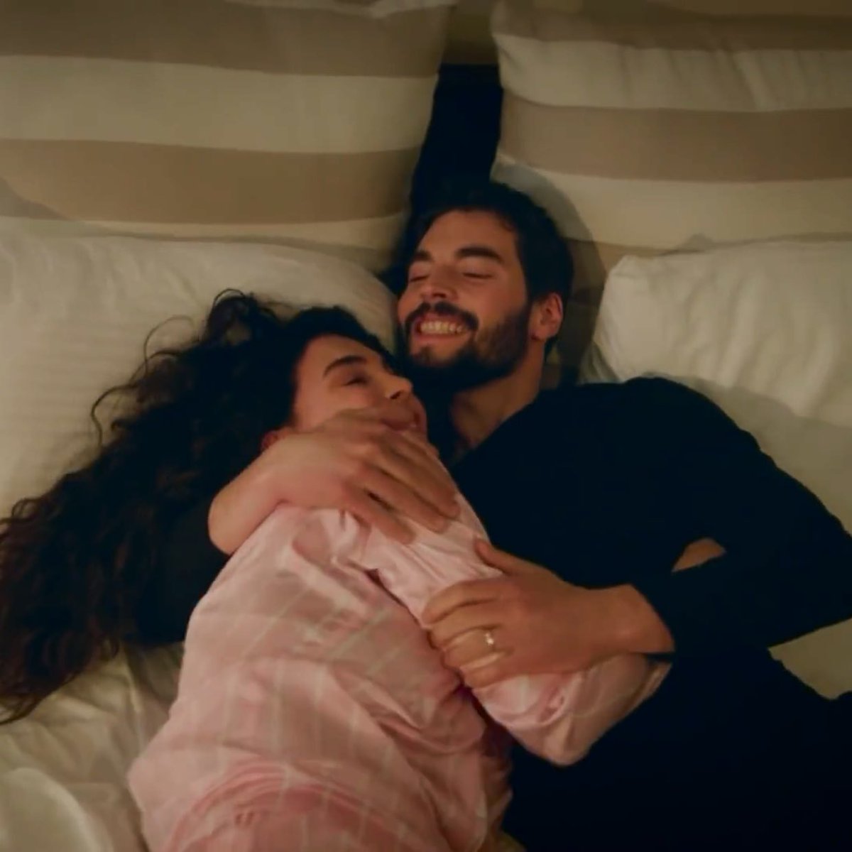 يلي ماشاف الريمير فاتكم الكثير من المثاليه الكثير من الجمال 😥♥️♥️♥️

ReyMirsiz BirYıl