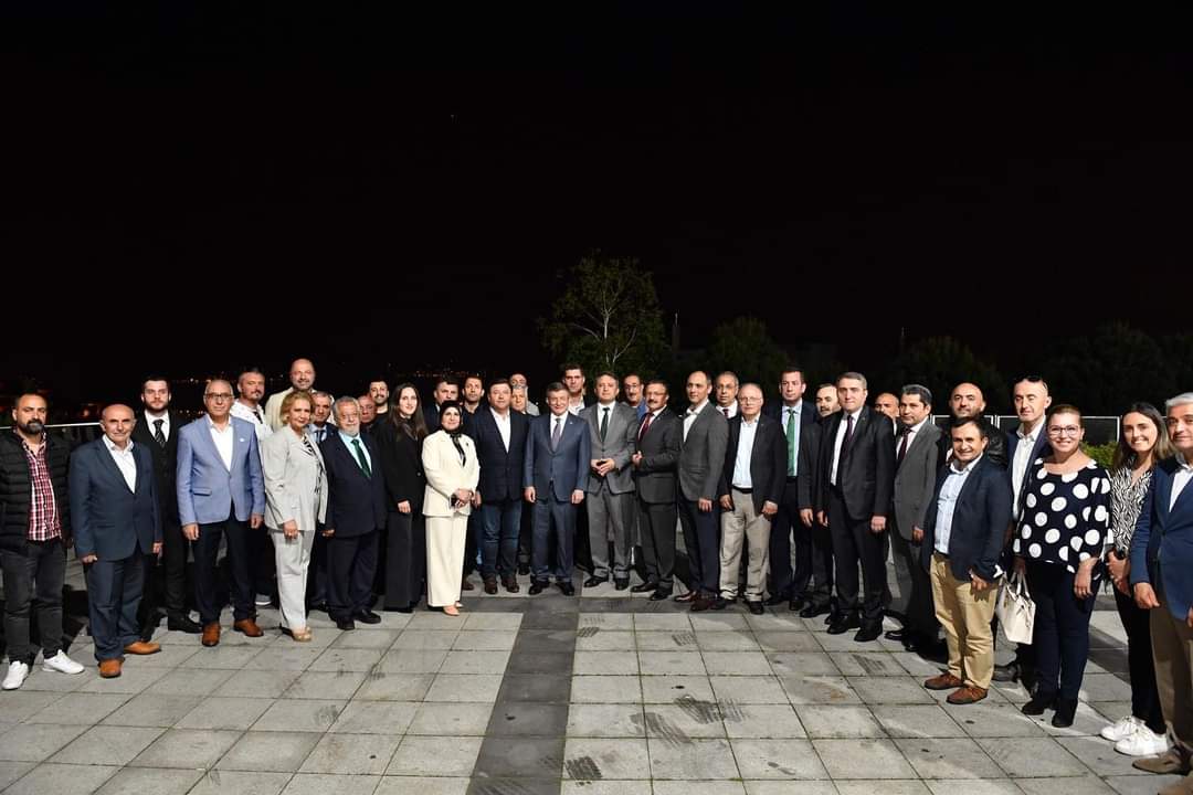 Gelecek Partisi Genel Başkanı Sayın Ahmet Davutoğlu’nun katılımıyla, Gelecek Partisi Maltepe İlçe Başkanlığı’nın iftar programında partili hemşehrilerilerimizle birlikte sevgi sofrasında buluştuk. Birlik ve hoşgörü ayı #Ramazan’da Rabbim oruçlarımızı ve dualarımızı kabul etsin.