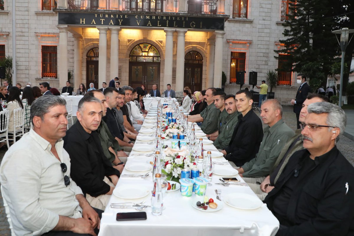 hatayistim's tweet photo. Valimiz Sayın Rahmi Doğan Valilik personeli ile iftar programında bir araya geldi. https://t.co/ZPS8HDB24l