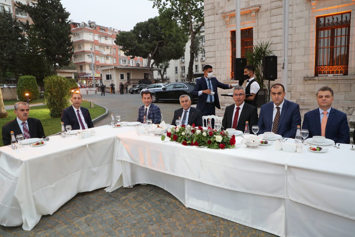 hatayistim's tweet photo. Valimiz Sayın Rahmi Doğan Valilik personeli ile iftar programında bir araya geldi. https://t.co/ZPS8HDB24l