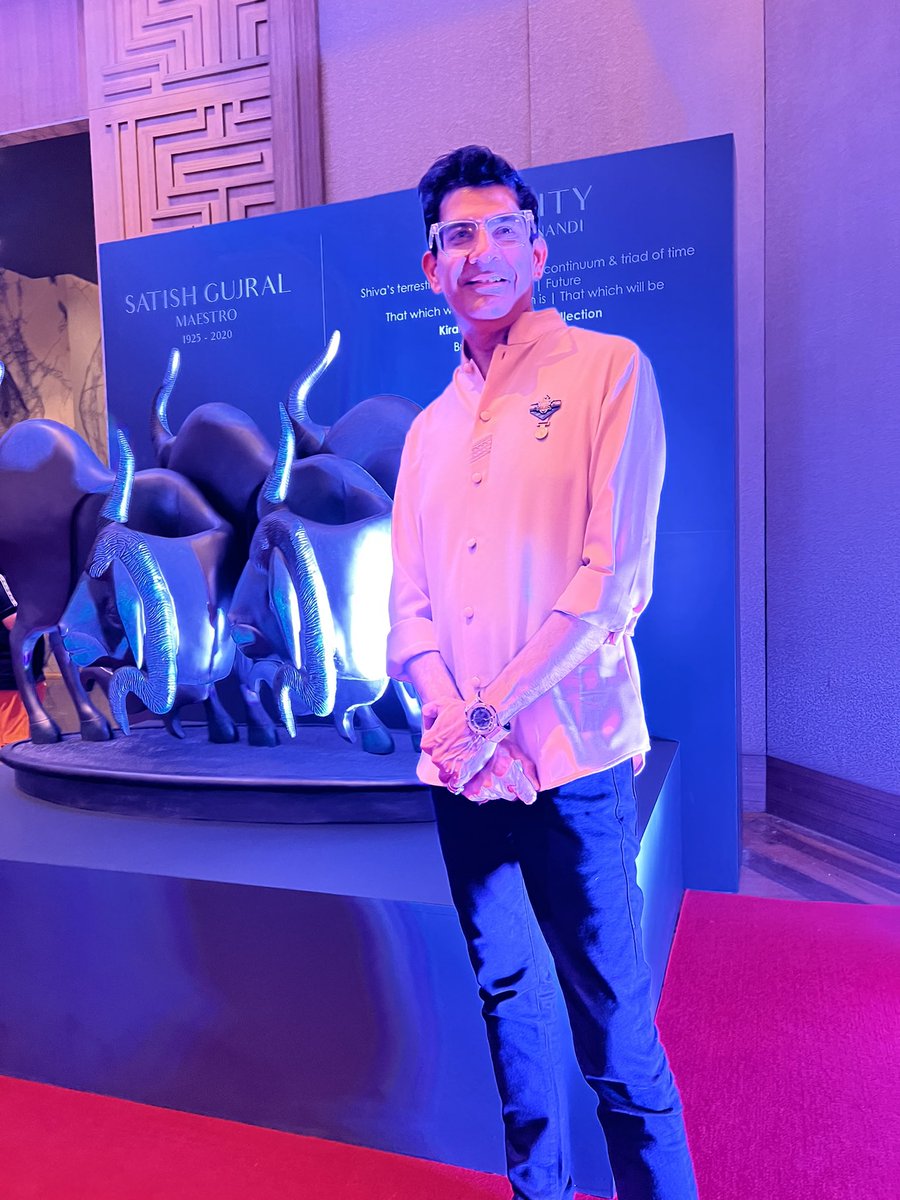 safiranand's tweet photo. Yours truly in the company of #bulld at the @HELLOmagIndia Art Awards evening in New Delhi today https://t.co/sS5RC1RIkf