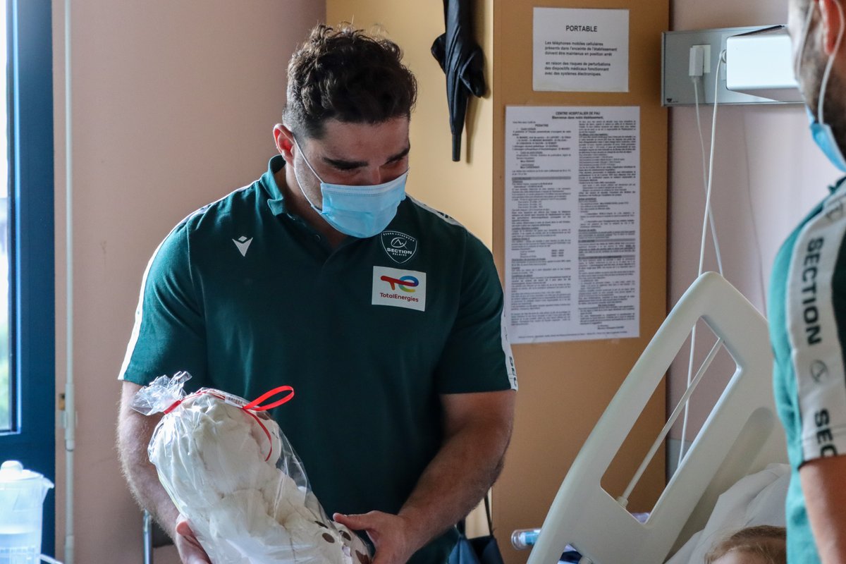 🏥🧸<a href="/eliott_roudil/">Roudil eliott</a> et <a href="/reylucas_/">Lucas Rey</a> étaient de passage au service Pédiatrie du Centre Hospitalier de Pau cet après-midi avec l'association Koala.

🎁  Ils ont participé à la remise des 8️⃣0️⃣ peluches offertes par les joueurs et le staff.

Une belle surprise pour les jeunes patients !