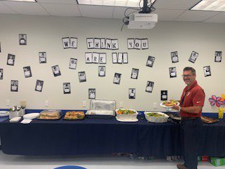 LPEPanthers's tweet photo. Thank you to @lakeparkpto and @lakepark_diner for an amazing lunch kicking off our #teacherappreciation week! ๐คฉ
#LPERocks https://t.co/DlLx5WPfUn