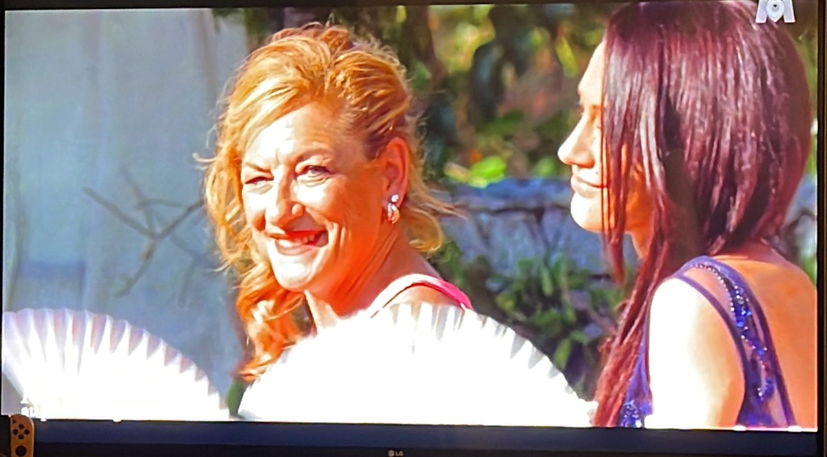 Bezelius's tweet photo. #mapm #MariesAu1erRegard #MariesAuPremierRegard l’émission est sponsorisé par une marque d éventails ou bien ?? https://t.co/9XYwOeZCzo