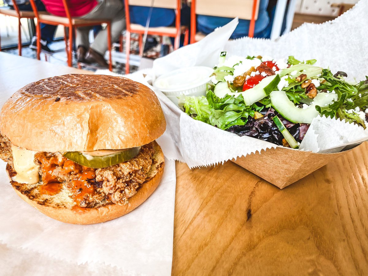 eatlocalroots's tweet image. Start your week off with a bang! 
#friedchickensandwich #buffalostyle