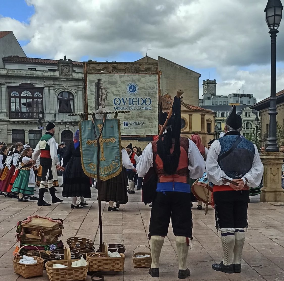 ¡Buenas noches <a href="/igers_oviedo/">Igers Oviedo</a>! Folclore de #Oviedo 📸😍🙌🏻✨foto de @vetustaoviedo

 ✨❤️✨🌟💫✨#igerstierrina #igers_oviedo #igersspain #igers #igersoviedo #igersasturias