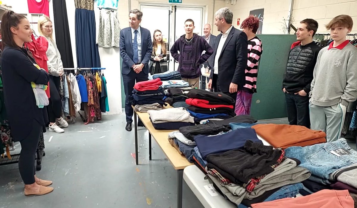 SimonHarrisTD's tweet photo. Visiting Youthreach is one of the best things about my job. 

Delighted to visit Youthreach in Bandon. I also got to visit their own charity shop with proceeds going to the people of Ukraine.

Thank you for having me! https://t.co/bg9LMvwXII
