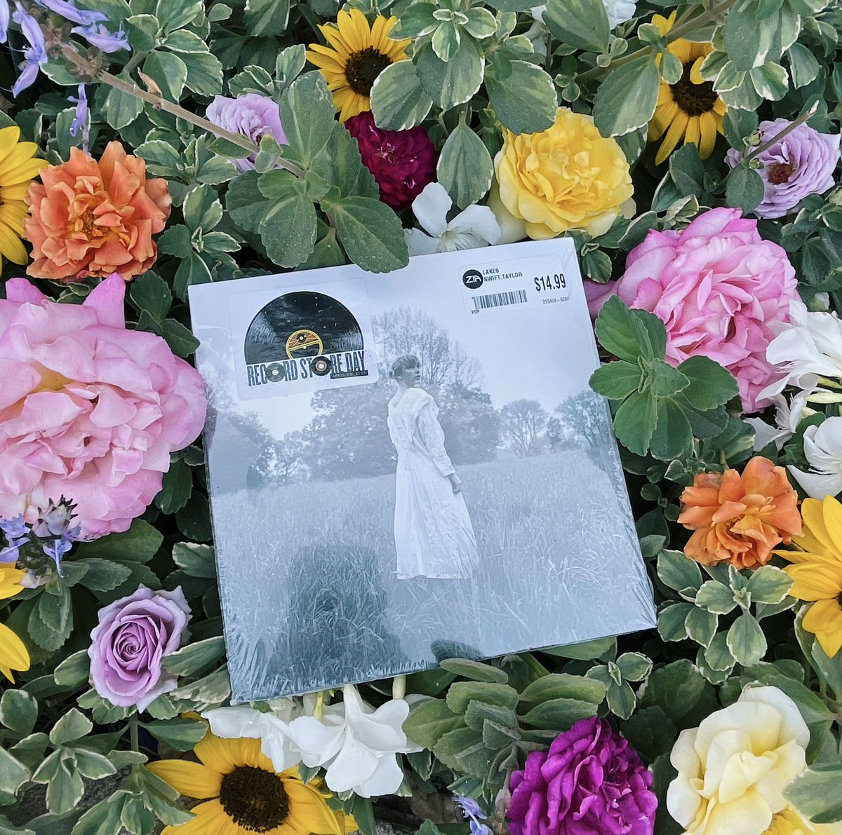 🌸THE LAKES RSD VINYL GIVEAWAY🌸 to enter: 

Like this photo, follow, tag your swiftie bestie, and retweet! 1 bonus entry for every person you tag 🥰 

Note: in order to claim prize, you must pass my verified swiftie quiz 😽

OPEN TO INTERNATIONAL FANS 

🌸🌸🌸🌸🌸🌸🌸🌸🌸🌸🌸🌸