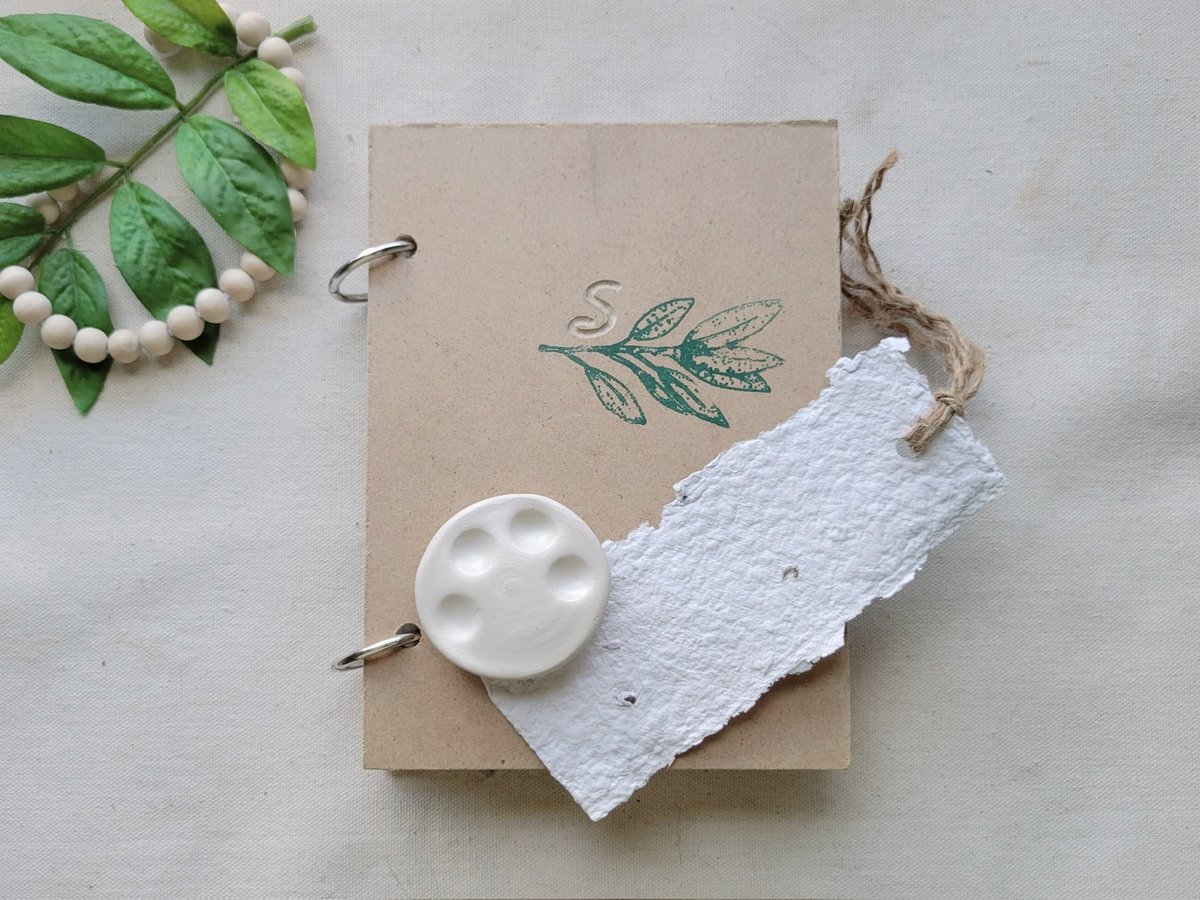 CraftsIdfk's tweet photo. Artists Kits now available ! 

🌱Handmade ceramic pallette, plantable wildflower-seed bookmark, and recycled paper journal with free personalization ! 

Only $25 for the bundle 😊 https://t.co/VGVAbrWwcI