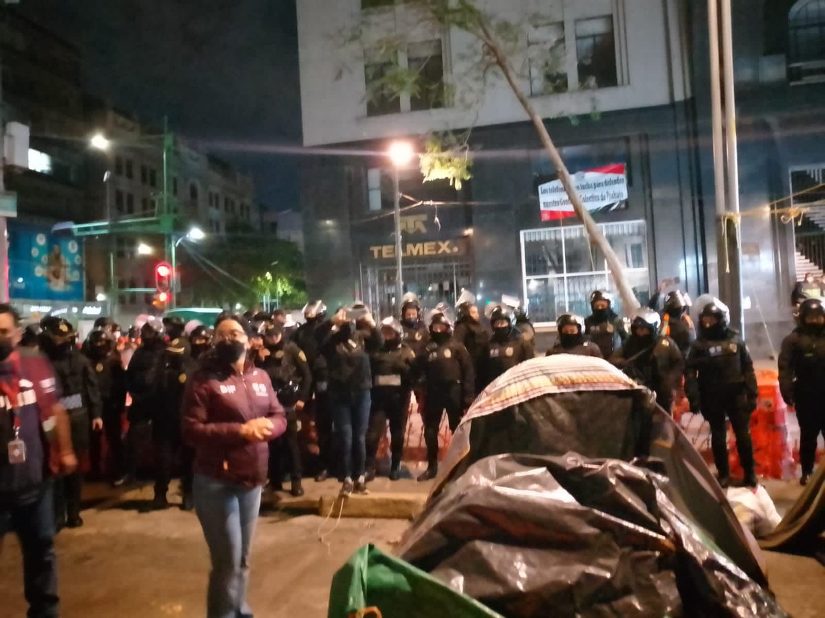 CDHZL's tweet photo. #AlertaTriqui Indígenas están siendo privadas de su libertad dado que no les permiten salir del "Albergue" a donde fueron llevadas por la fuerza en la madrugada de hoy derivado del desalojo al plantón que mantenían en Av. Juárez #CDMX

@Claudiashein @A_Encinas_R https://t.co/2xPy1sXxQR