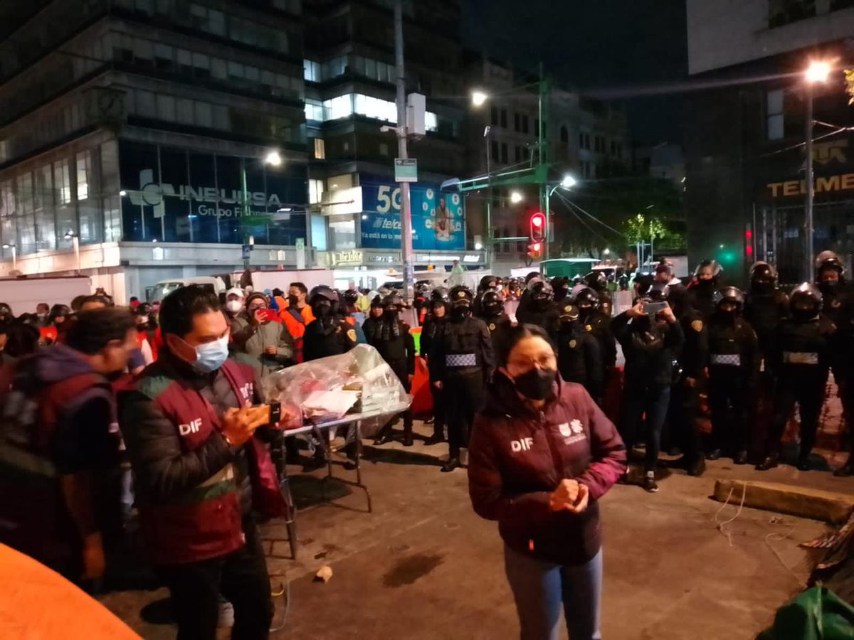 AlianzadlValle's tweet photo. #AlertaTriqui Indígenas están siendo privadas de su libertad dado que no les permiten salir del "Albergue" a donde fueron llevadas por la fuerza en la madrugada de hoy derivado del desalojo al plantón que mantenían en Av. Juárez #CDMX
@Claudiashein @A_Encinas_R https://t.co/qm1JXApnmE