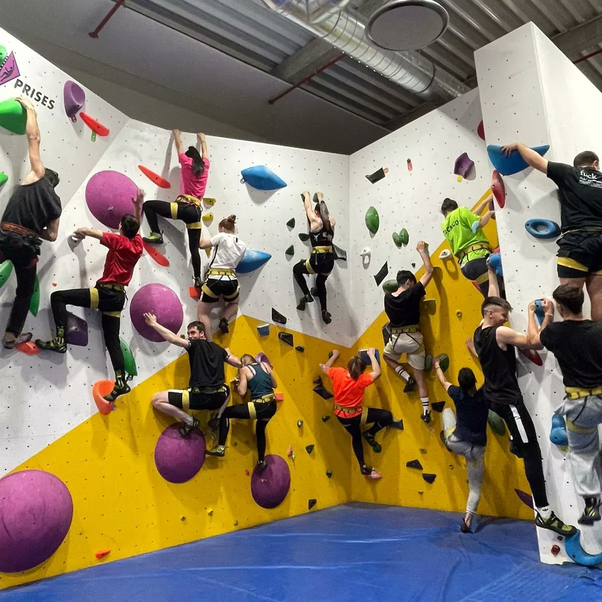 EfItaca's tweet photo. Sesión de iniciación a la escalada de los alumnos de 1º del Grado Medio "Guía en el medio natural y de tiempo libre" en Climbat Zaragoza. Boulder, escalada con autoasegurador, manejo de grigri, retos de fuerza… De la mano de grandes profesionales! @iesitacazgz @fp_aragon https://t.co/1vAVgh9ydj