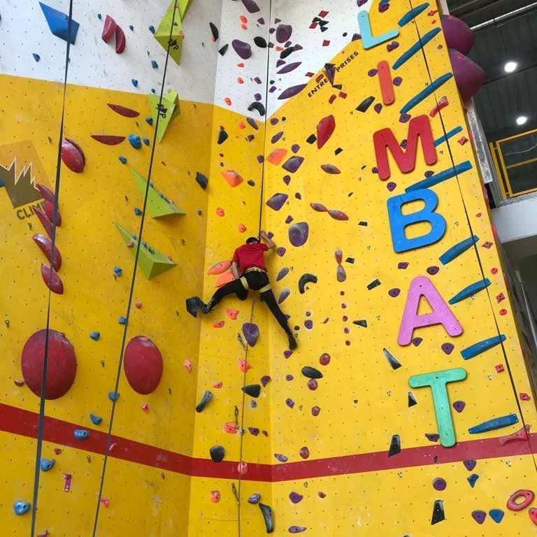 EfItaca's tweet photo. Sesión de iniciación a la escalada de los alumnos de 1º del Grado Medio "Guía en el medio natural y de tiempo libre" en Climbat Zaragoza. Boulder, escalada con autoasegurador, manejo de grigri, retos de fuerza… De la mano de grandes profesionales! @iesitacazgz @fp_aragon https://t.co/1vAVgh9ydj