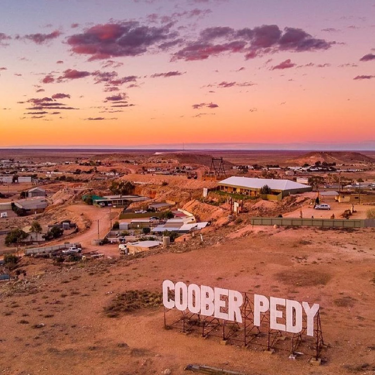Australia's tweet photo. A little bit 'Hollywood' and a whole lot underground? Must be Coober Pedy 🧡

Captured here by IG/parky.au, you'll find this quirky underground town in @southaustralia's outback!

#seeaustralia #seesouthaustralia #holidayherethisyear https://t.co/QTSpiexcAs