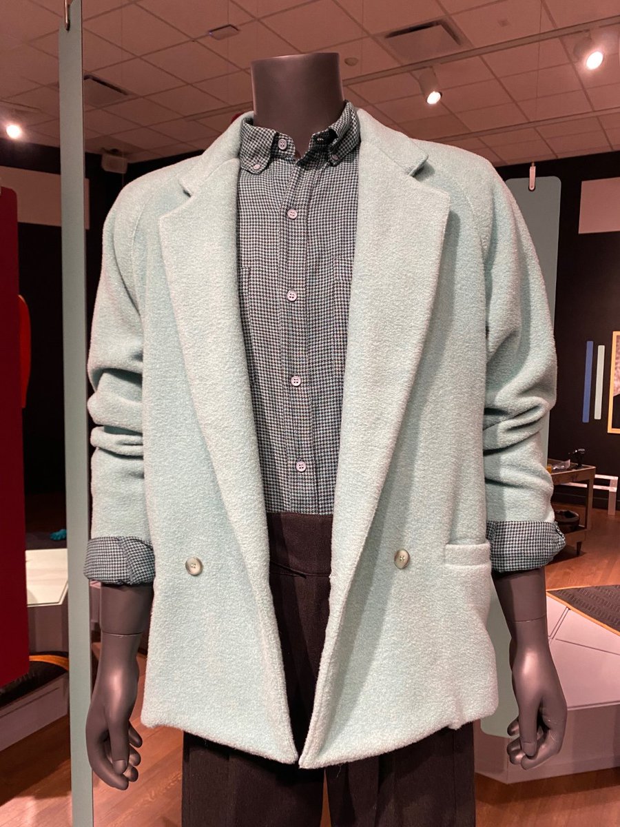 ChicagoMuseum's tweet photo. Our idea of a perfect date? That's a tough one. We'd have to say April 25 because it's not too hot, not too cold, all you need is a light jacket. Like this teal wool one (1985) by #WilliSmith. See it in #TreasuredTen: Selections from the Costume Collection https://t.co/TaBHLCFN2K https://t.co/Nrmvcci5vL