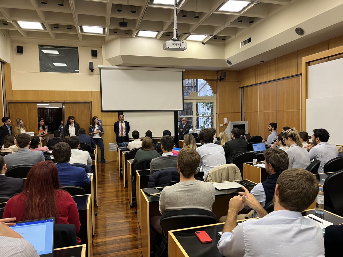 Inicio de la flamante Diplomatura de Derecho penal económico de <a href="/AustralDerecho/">Austral Derecho</a> dirigida por la Dra. Carolina Robiglio y el Dr. <a href="/NicoRamirez99/">Nico Ramirez</a> Primera clase a cargo del Dr. Guillermo Yacobucci. Que bueno es volver a la presencialidad en la Universidad!!!